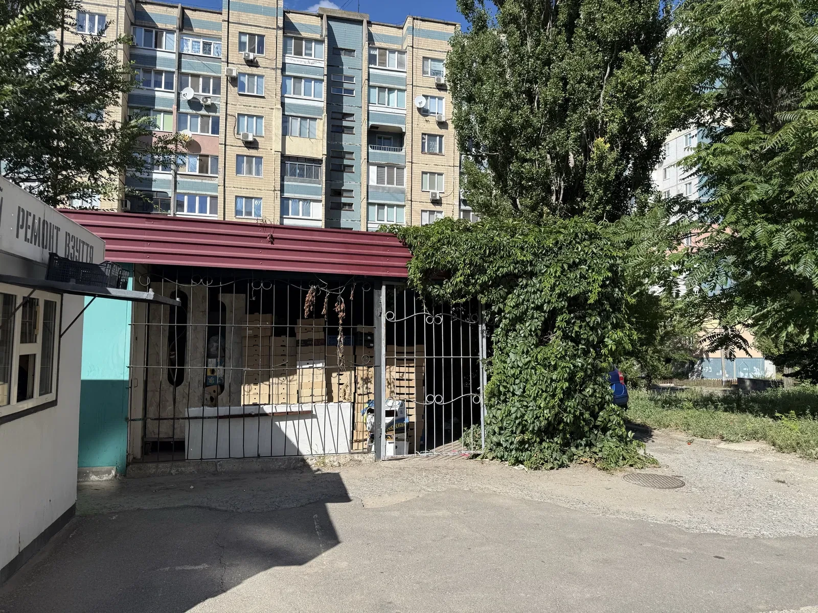 Приміщення, Покровський: дві станції швидкісного трамвая поруч, окрема будівля - фото 1