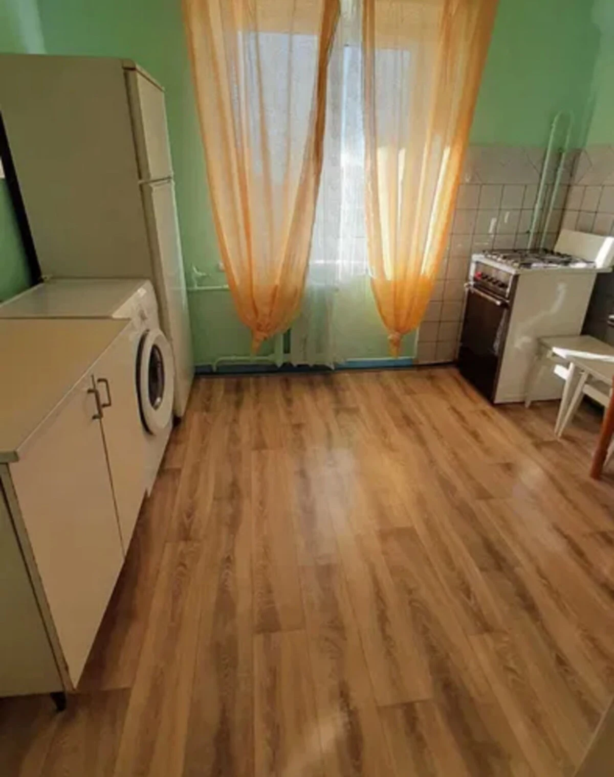 2-комнатная квартира, Киев: кухня 9 м², кирпичные стены - фото 1