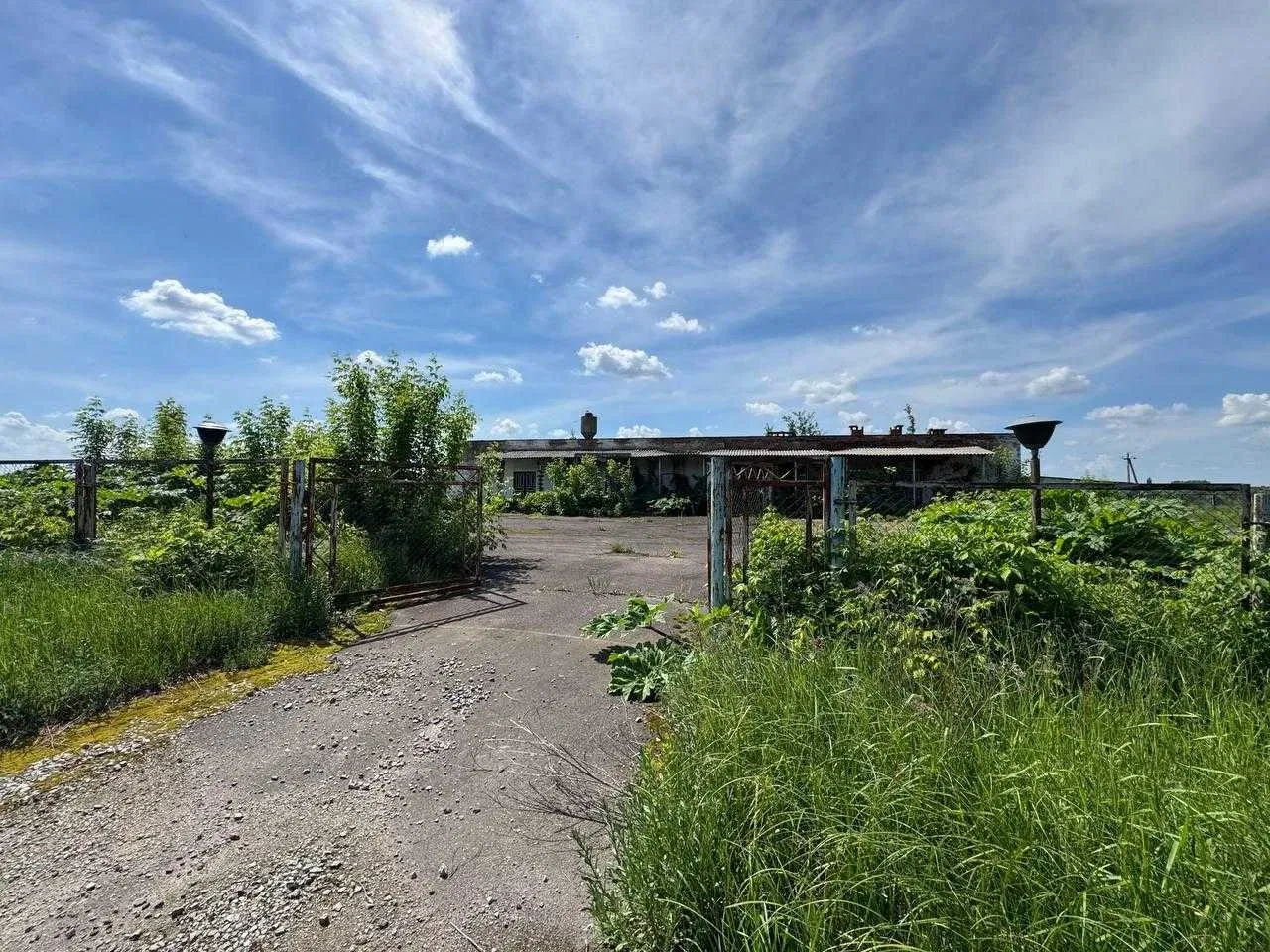 Земля промисловості у Марковій Волиці: ковбасний цех, будинок - фото 1