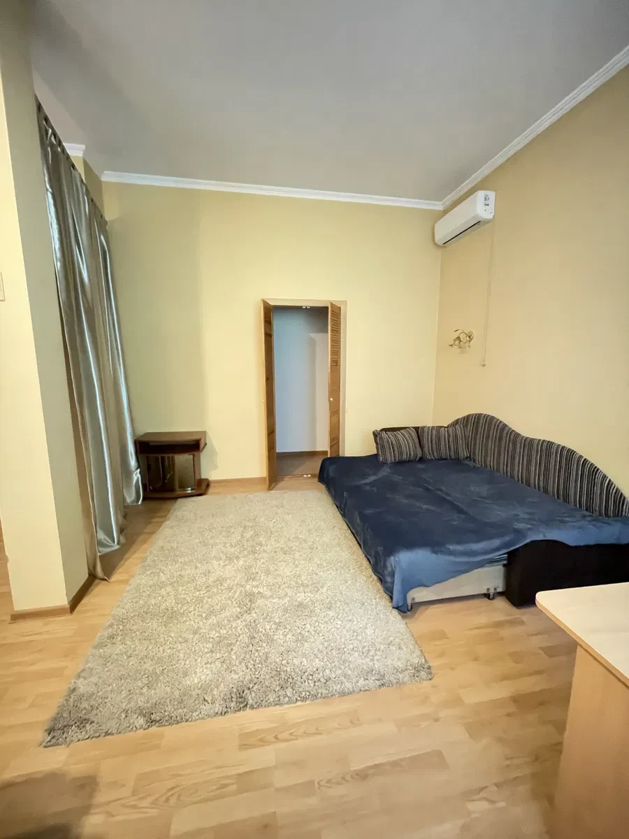 1-комнатная квартира, Соломенский: двор с прудом, парковка у дома, фото 4