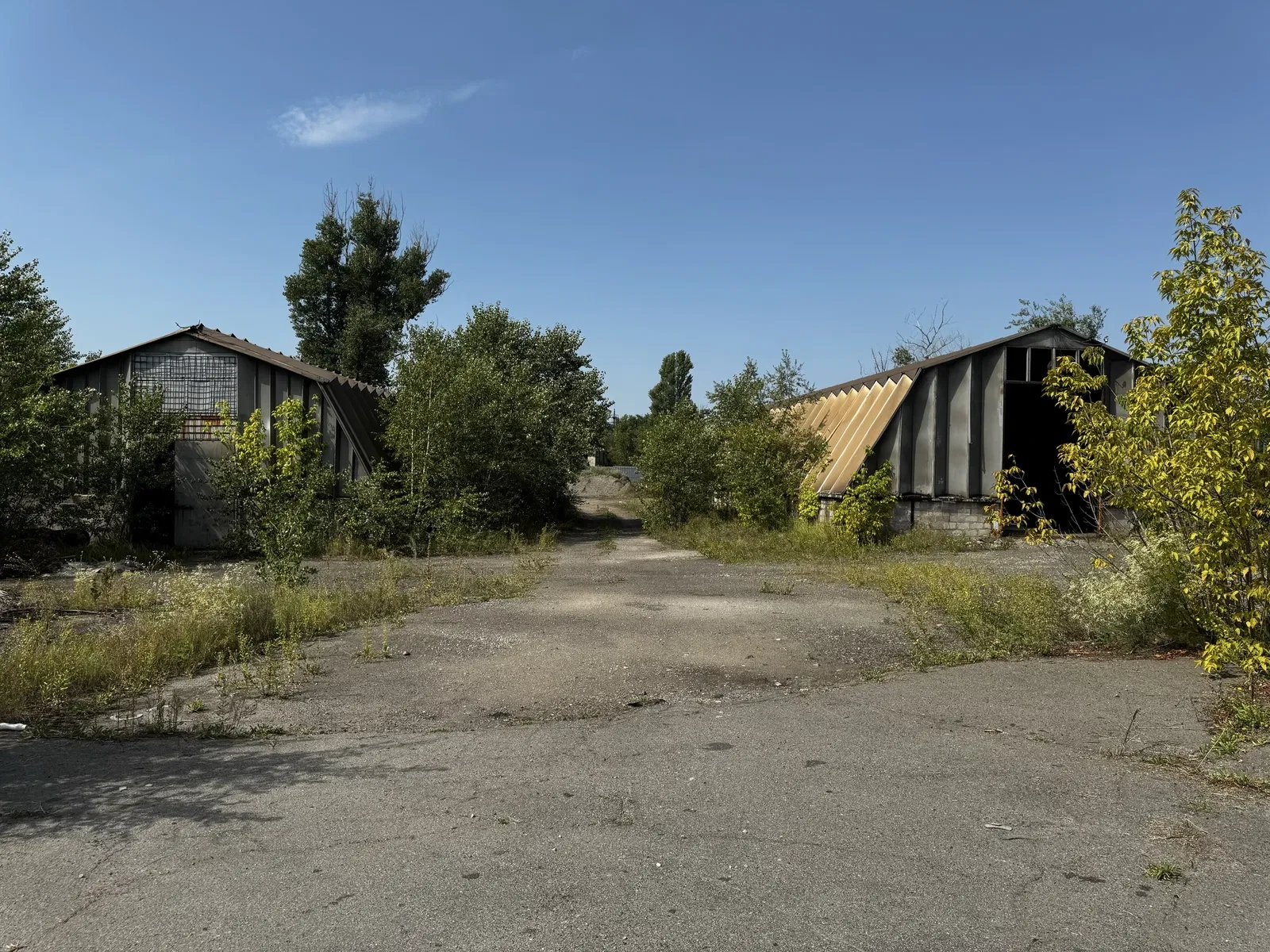 База, Індустріальний: два ангари, окремий виїзд