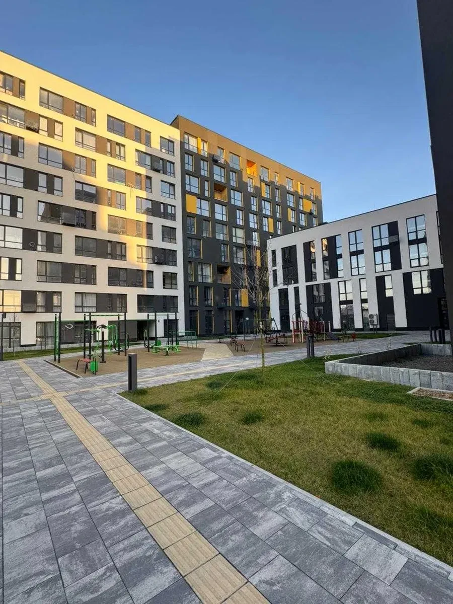 2-кімнатна квартира у ЖК Підзамче (Вежа): панорамні вікна, паркінг - фото 1