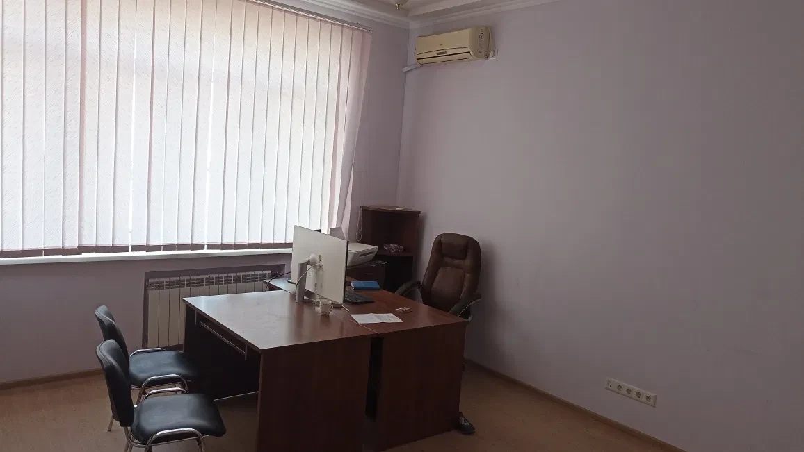 Офіс, Подільський: свіжий ремонт, внутрішня парковка з охороною