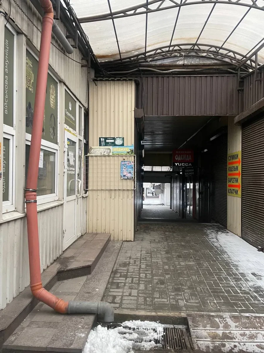 Приміщення, Олександрівський: біля центрального входу, пішохідний трафік, фото 1