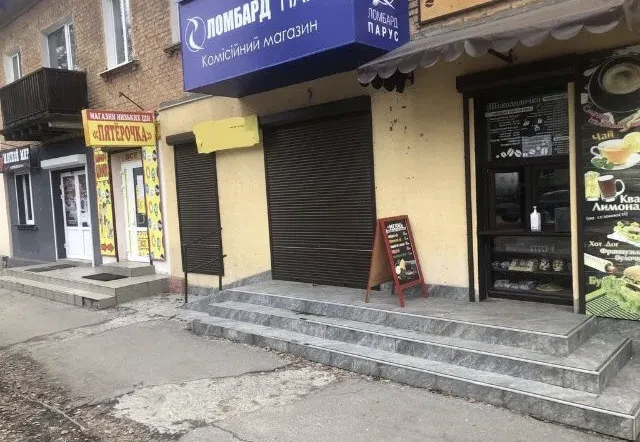 Приміщення, Чернігів: фасадне, перша лінія, біля зупинки