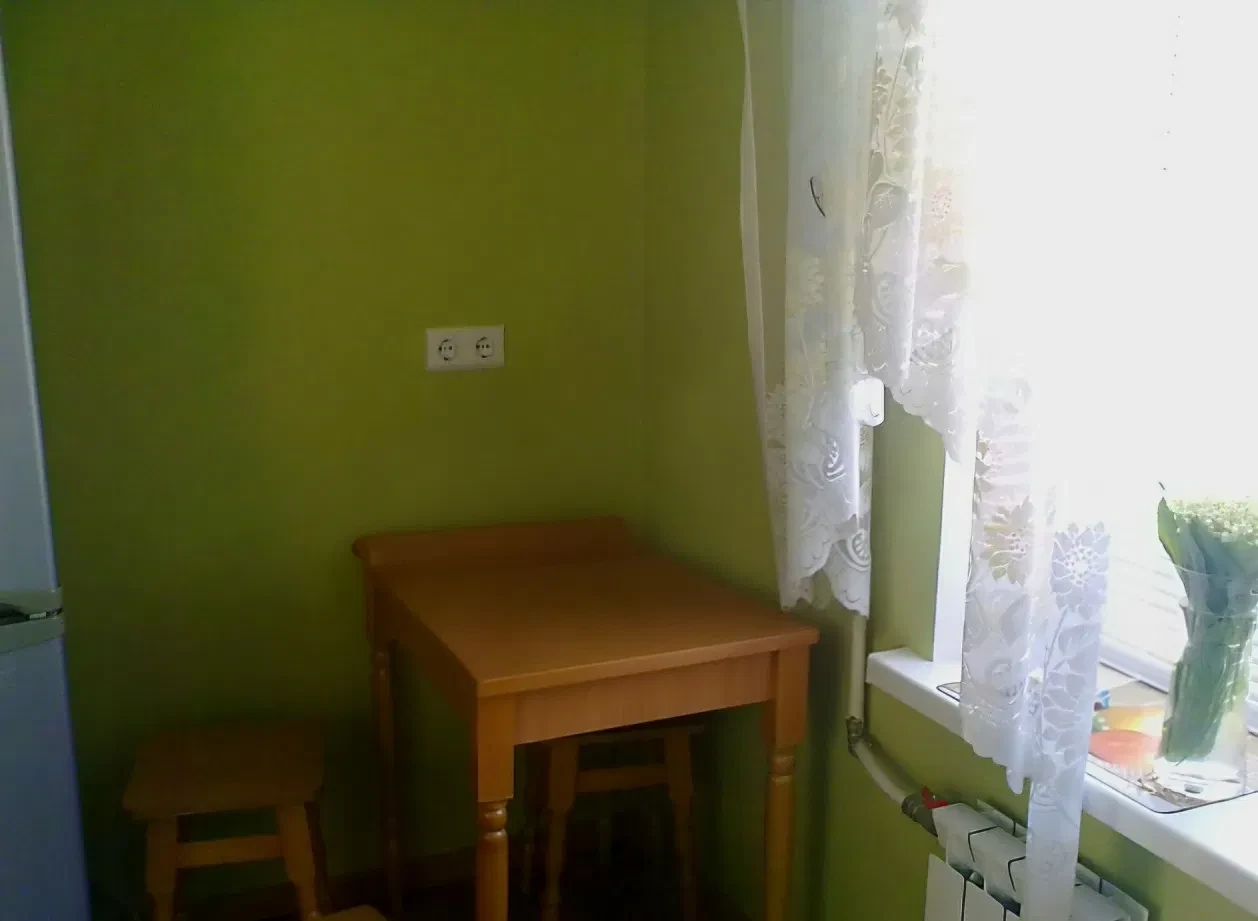 1-кімнатна квартира, Подільський: житловий стан, цегляні стіни, фото 3