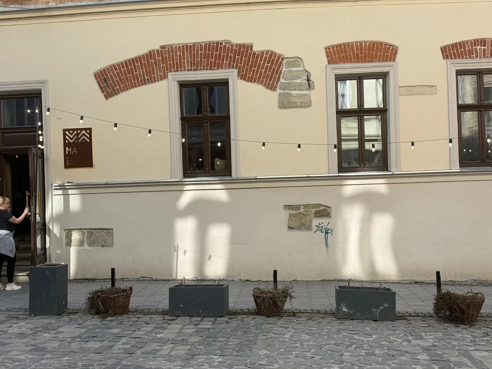 Приміщення, Галицький: фасадний вхід, 3 фасадні вітрини, 20 кВт - фото 2