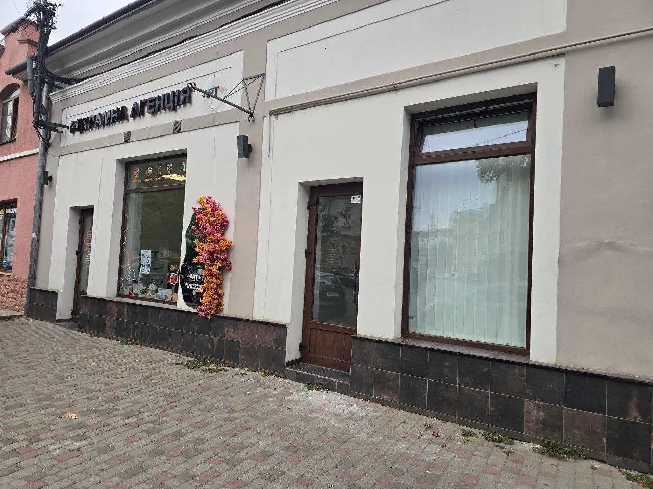 Магазин в центре, ул. Подгорная: фасад, панорамные окна - фото 1