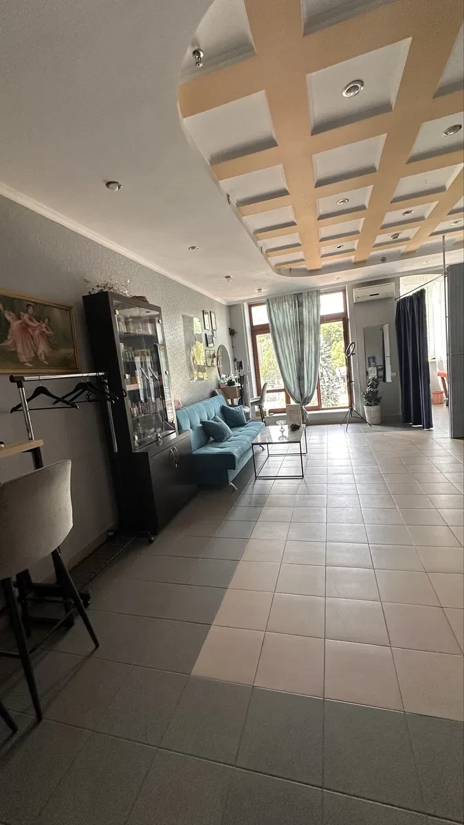Салон у центрі: місце для майстрів краси, анатомічна кушетка, фото 3