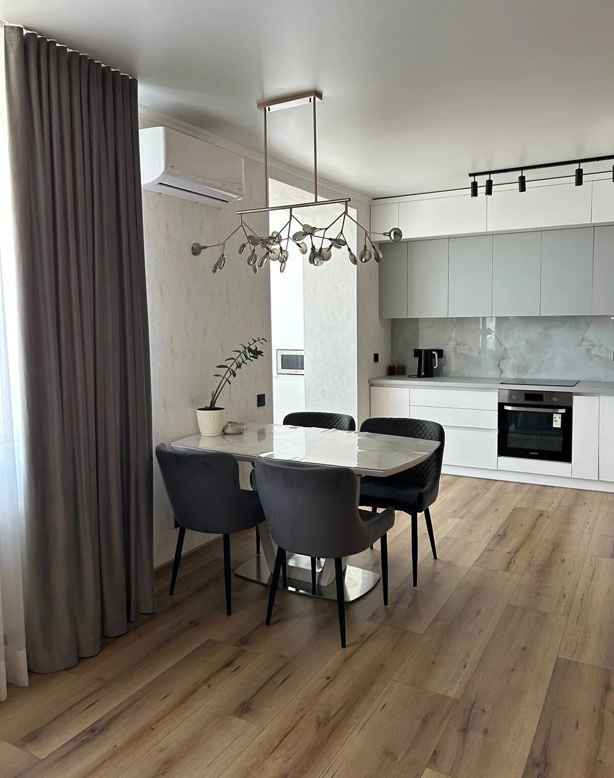 2-комнатная квартира, Подолье: кухня-студия, дизайнерский ремонт - фото 1
