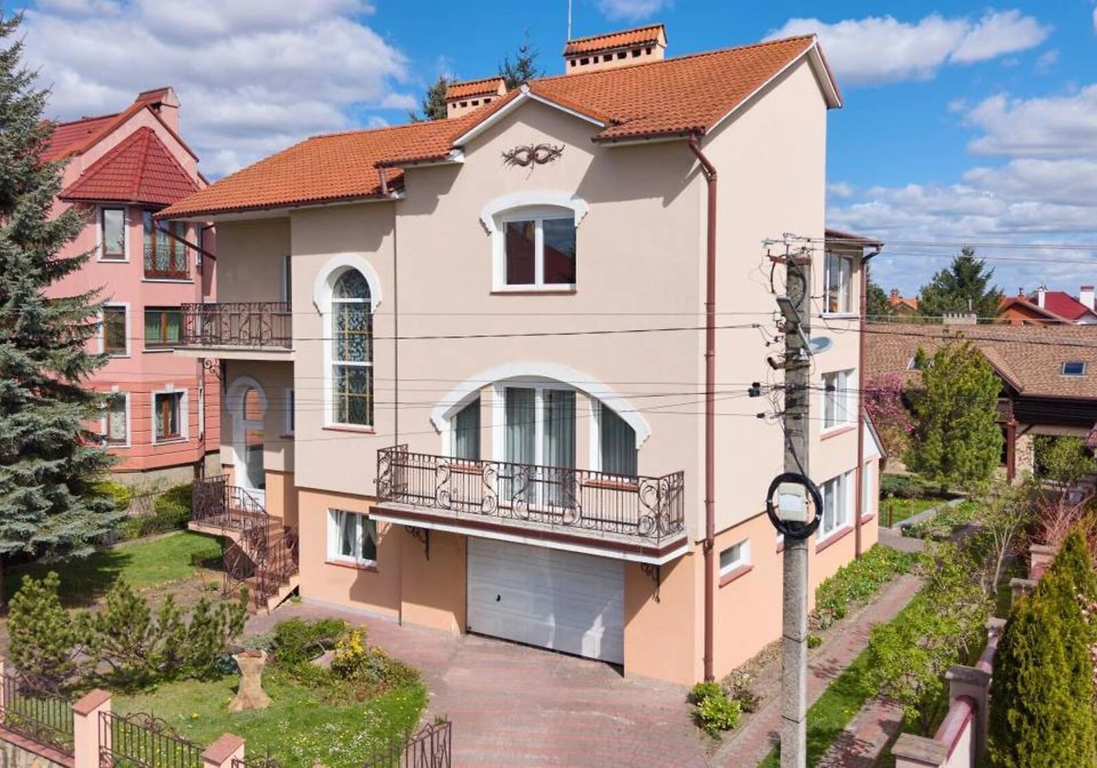 Будинок, Конопниця: дизайнерське оформлення, гараж, тераса - фото 1
