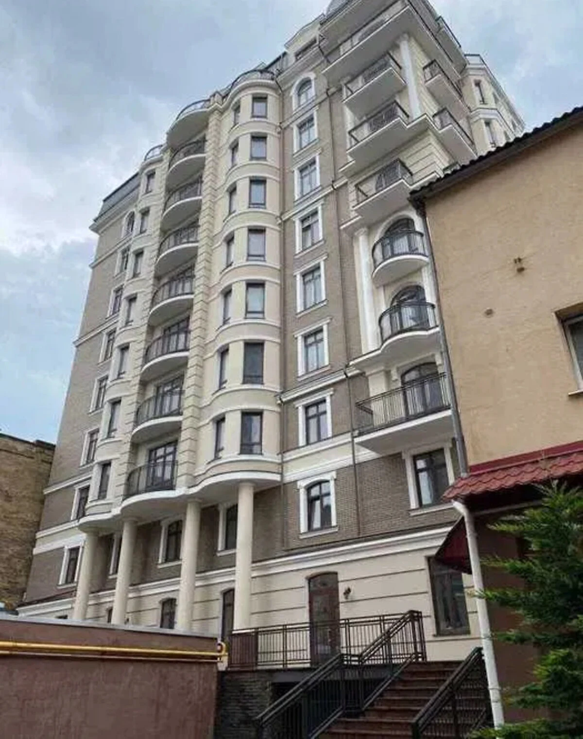 3-кімнатна квартира, Приморський: кухня 28 м², балкон - фото 3