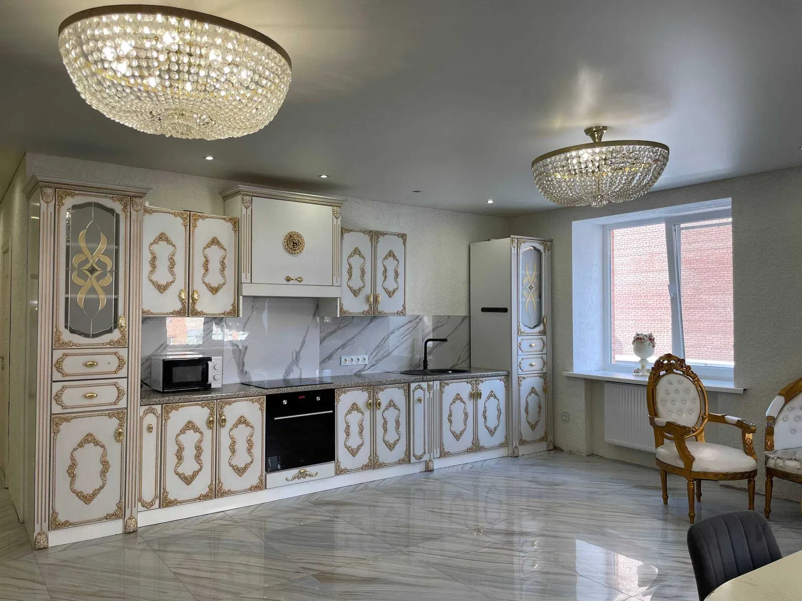 3-кімнатна квартира у ЖК Киівський: авторський ремонт, тераса 80 м²