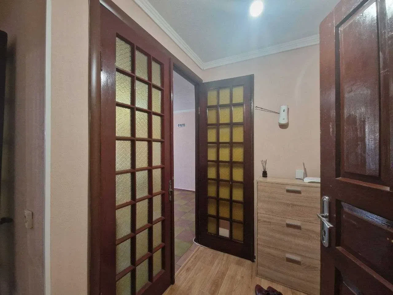 3-кімнатна квартира, Новокодацький: косметичний ремонт, газ, нова софа