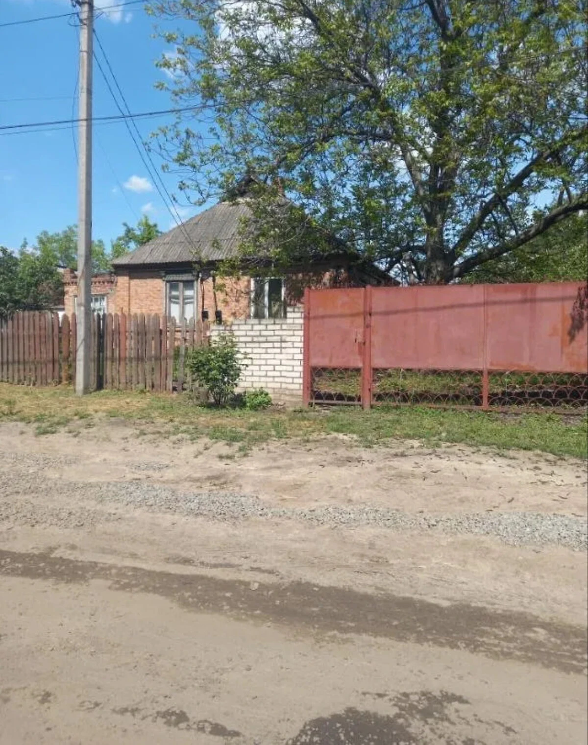 Будинок, Автозаводський: цегляні стіни, колонка