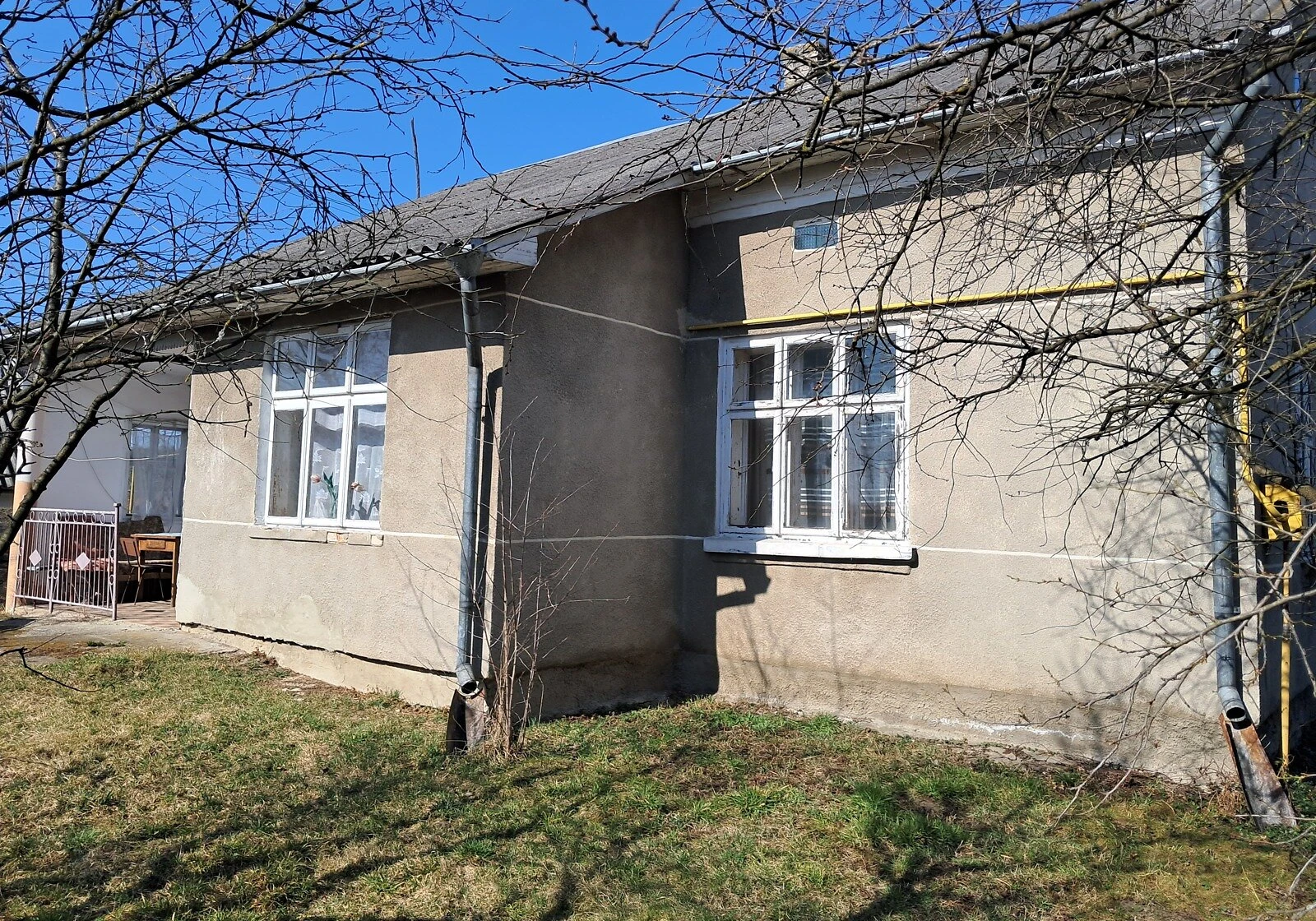 Будинок, Пісок: веранда, криниця, гараж у прибудові