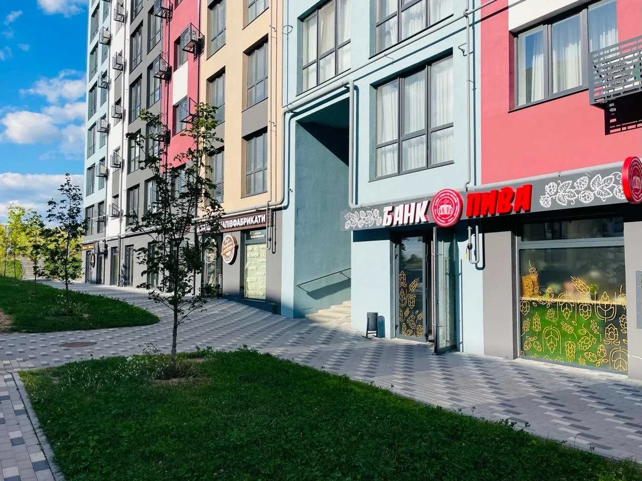 Приміщення у ЖК На Щасливому: фасадне, панорамні вітрини - фото 4
