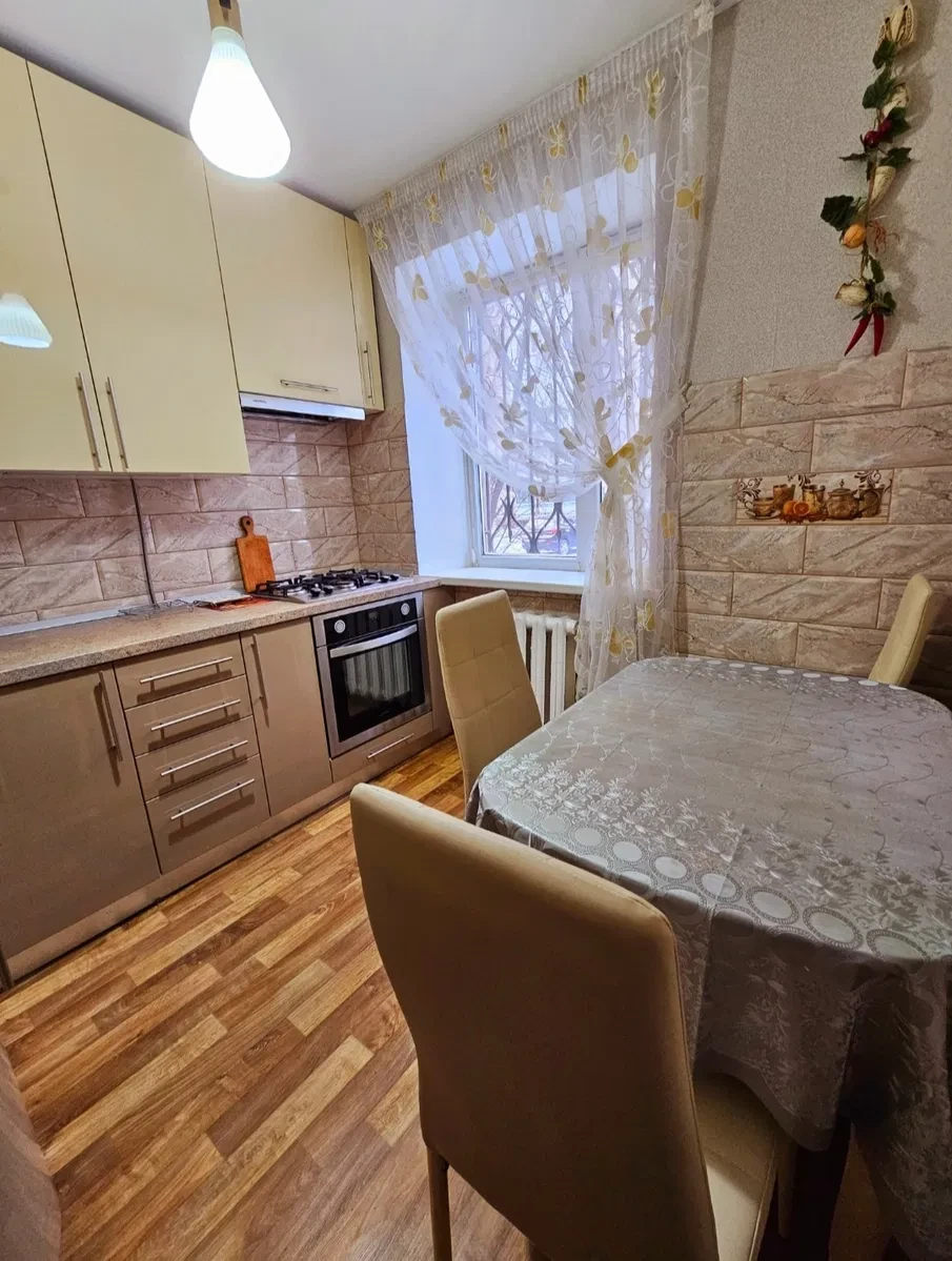 2-кімнатна квартира, центр: продаж частини, косметичний ремонт