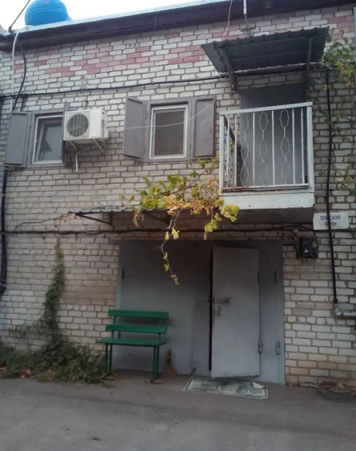 Дом, Заводский: беседка, скважина, гараж во дворе - фото 1