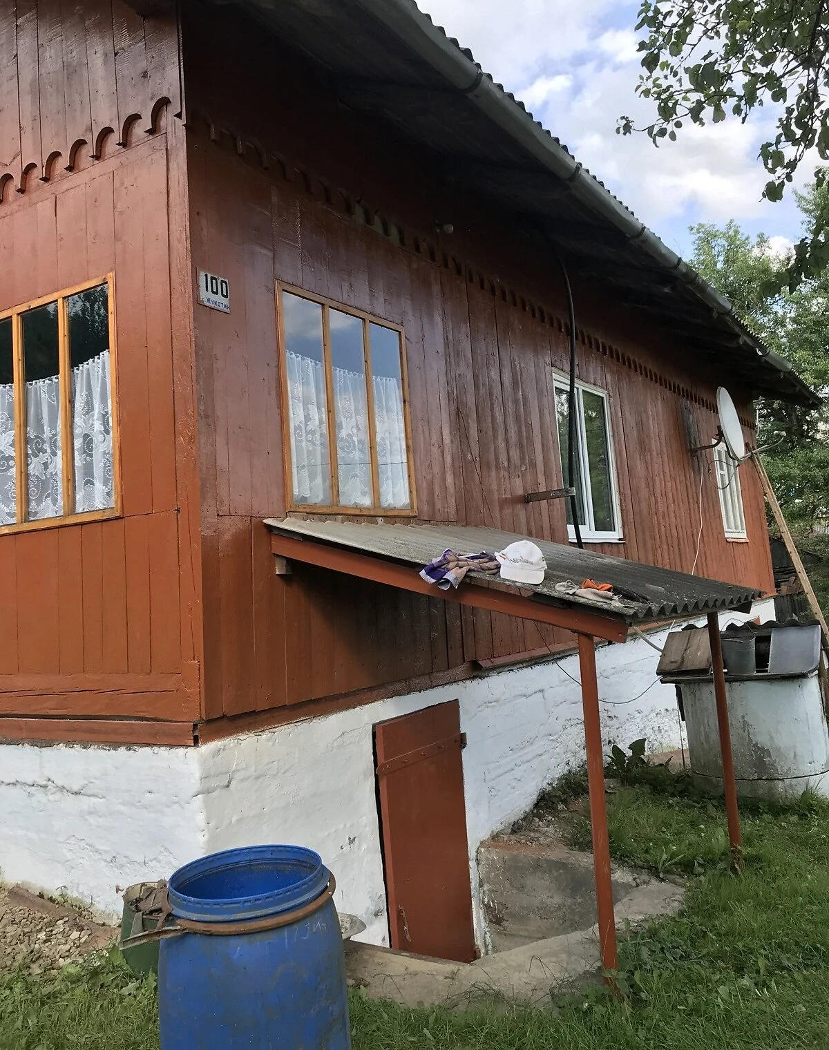 Дом, Жукотин: веранда, колодец, гараж с подвалом