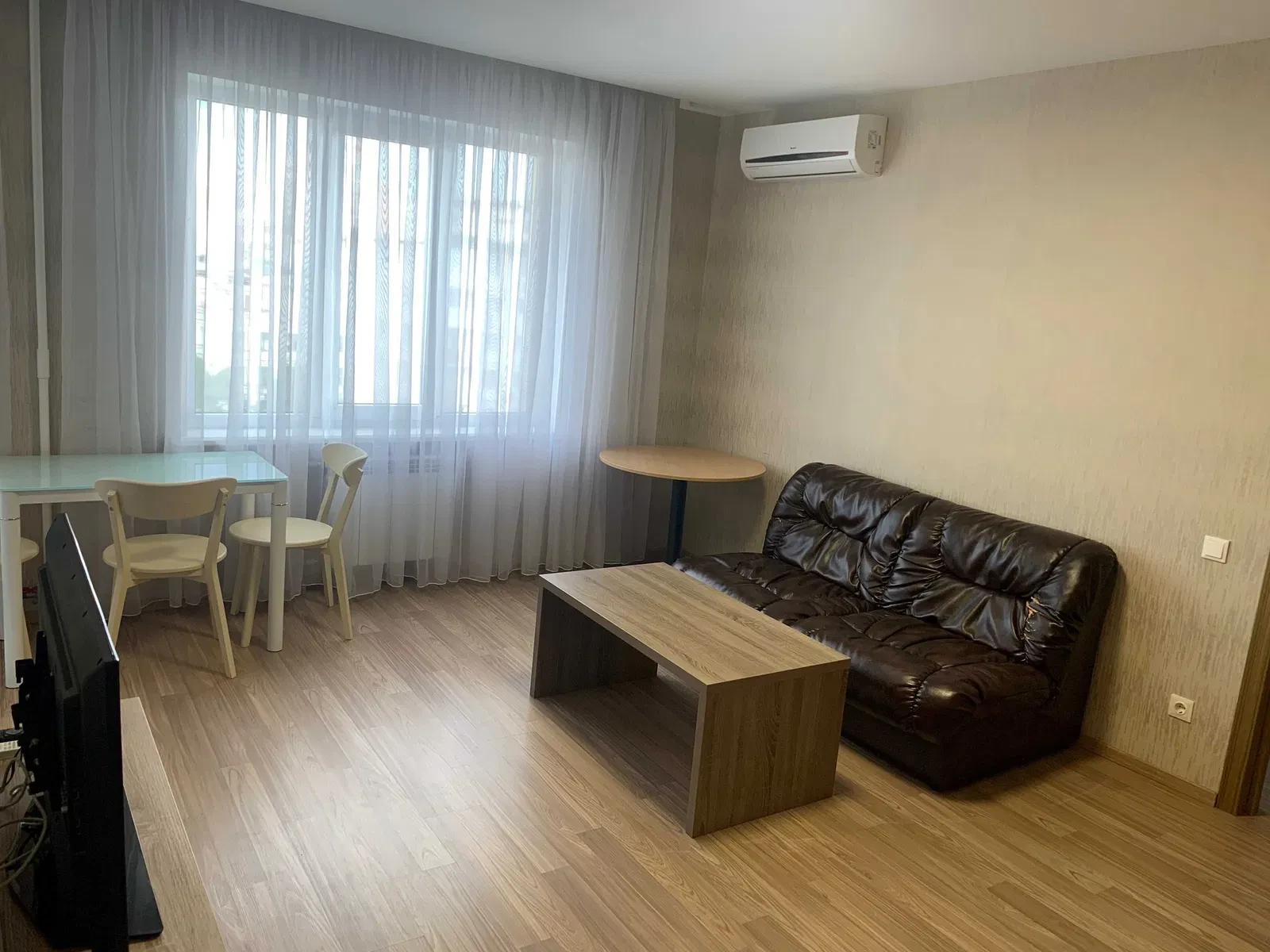 Студія, Печерський: метро Печерська, панорамний балкон