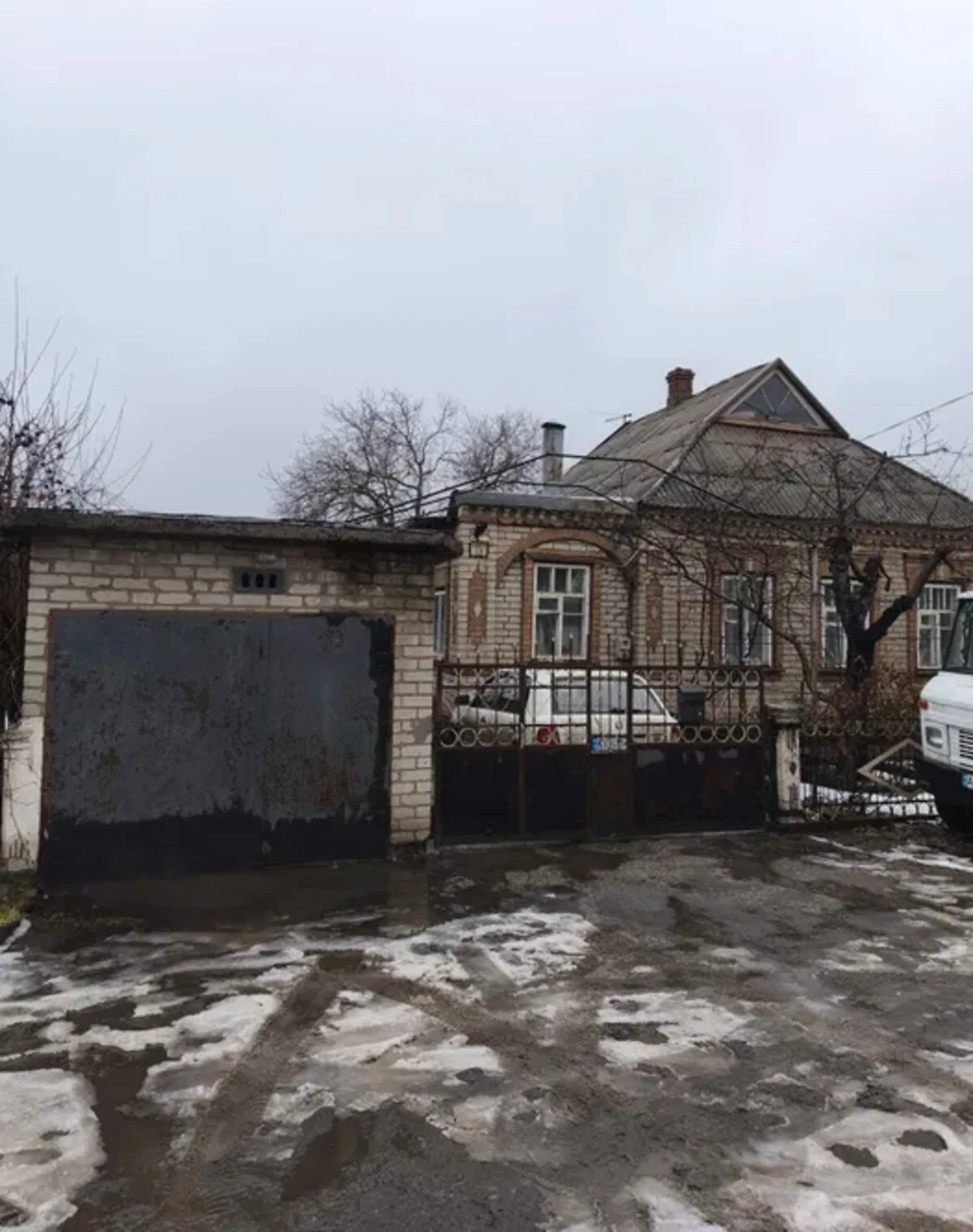 Будинок, Кривий Ріг: 6 соток, цегляні стіни, гараж із підвалом