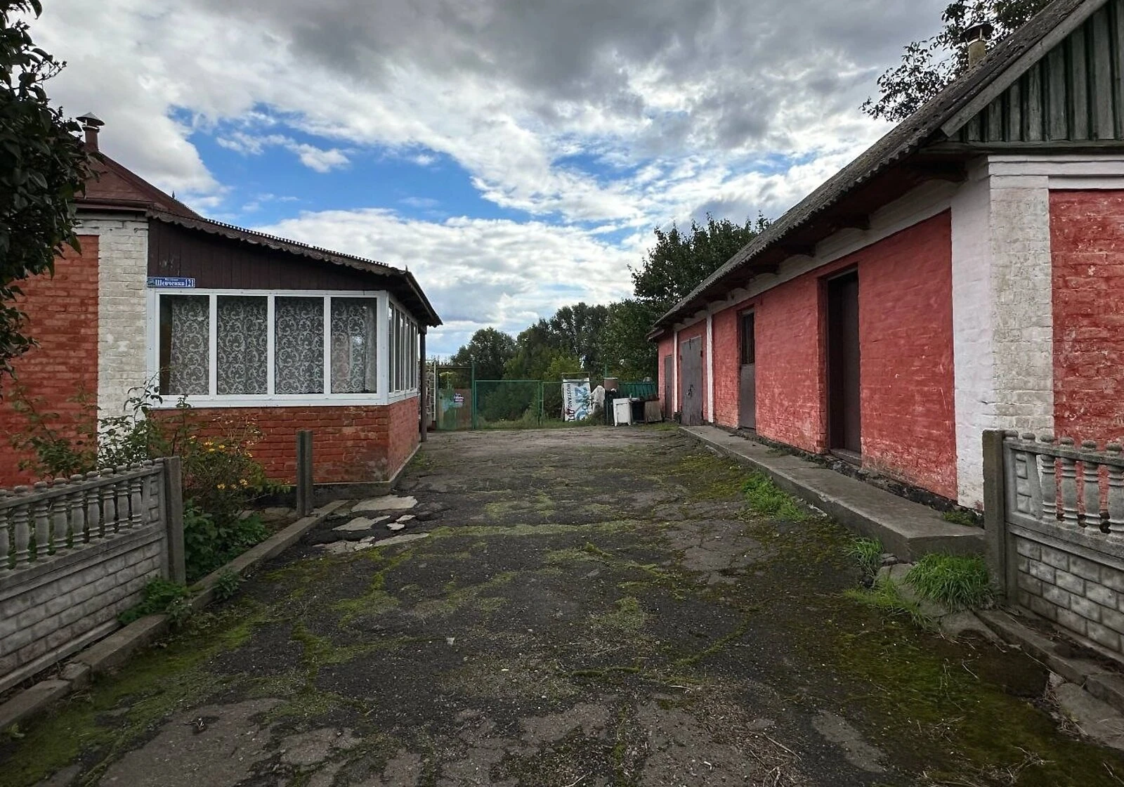 Будинок, Запруддя: веранда, криниця - фото 1