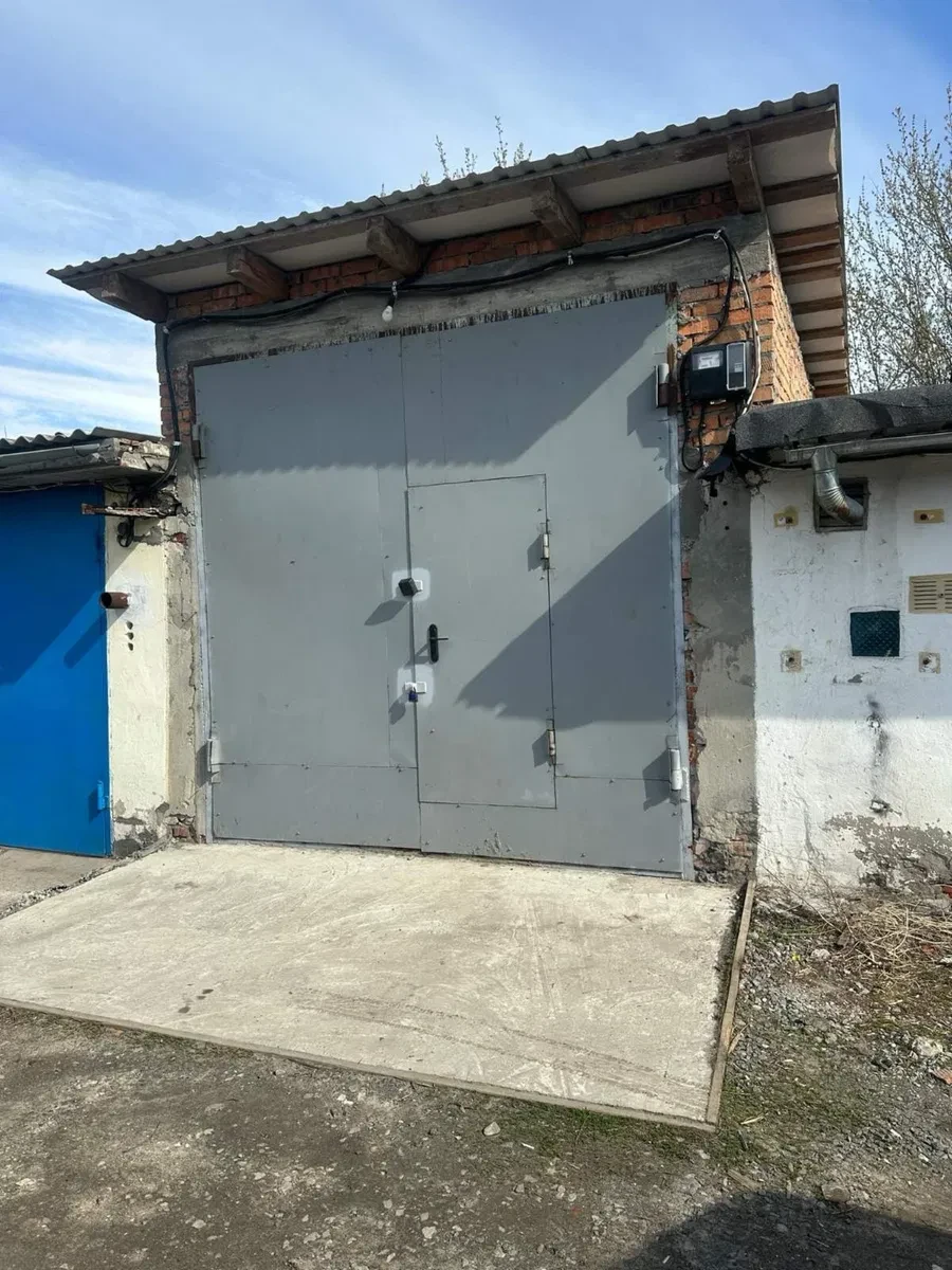 Гараж у Раково: яма, електрика, цегляний - фото 1
