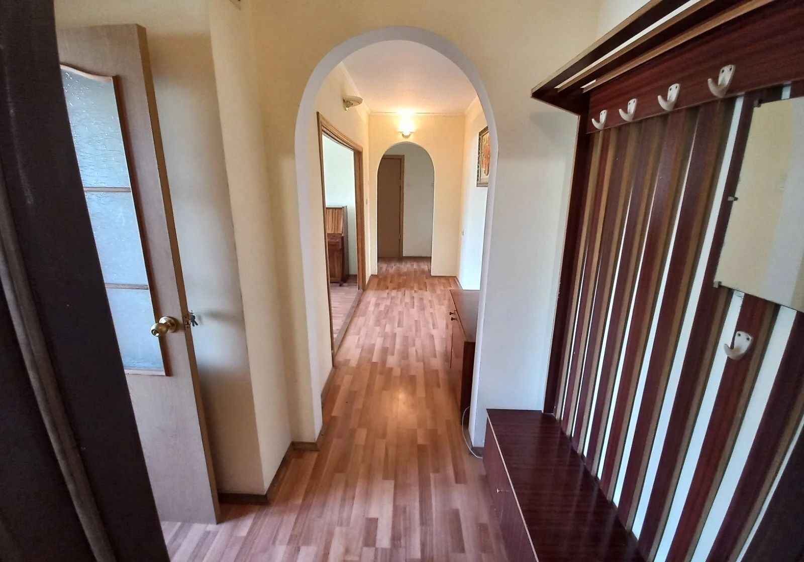3-кімнатна квартира, Виставка: косметичний ремонт, відеоспостереження