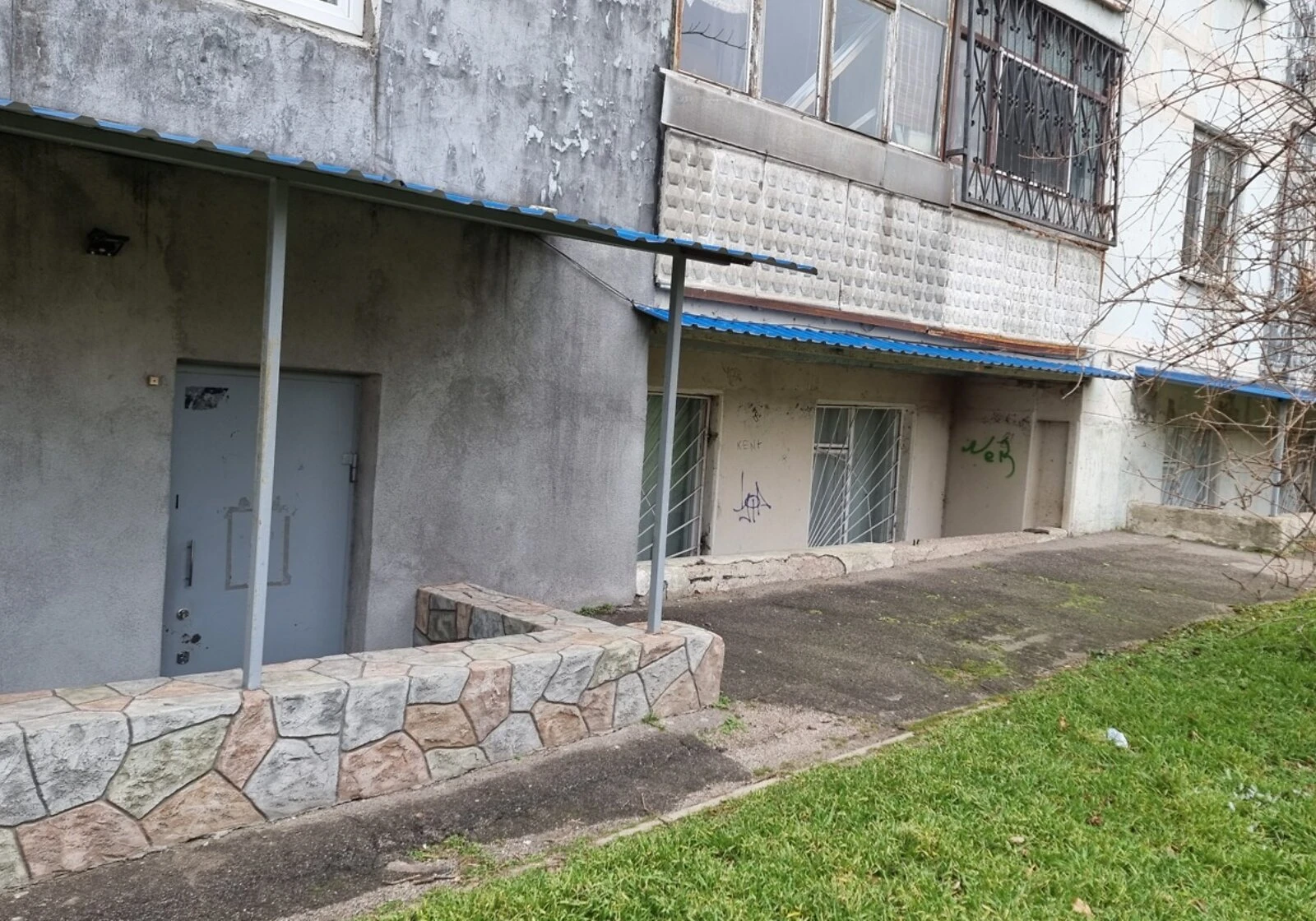 Приміщення, Комунарський: цокольний поверх, ділянка 140 м² - фото 1