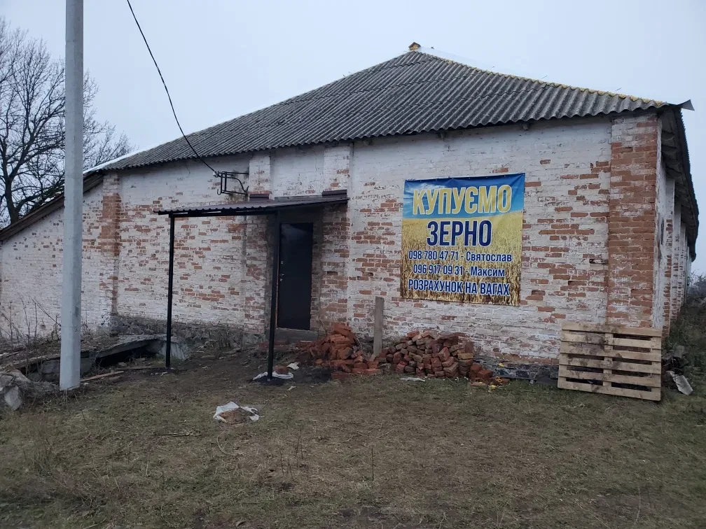 Склад, Новоселиця: біля траси Київ-Одеса, світло та документи - фото 1