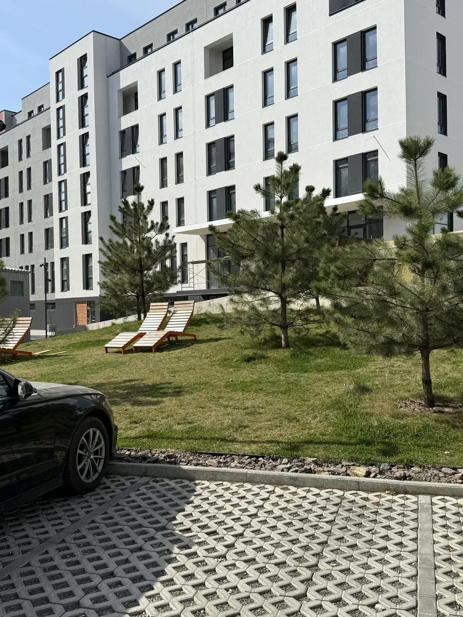 4-кімнатна квартира у ЖК «Квадрат»: гараж у будинку, кухня-студія