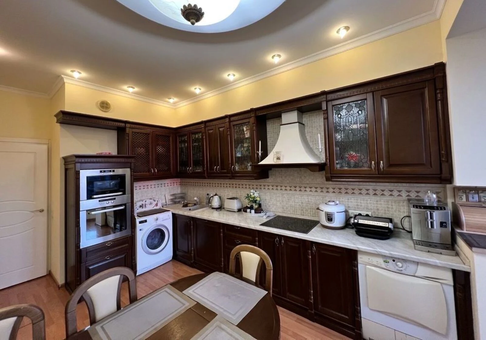 3-комнатная квартира, Нагорный: кухня 20 м², внутренний двор - фото 1