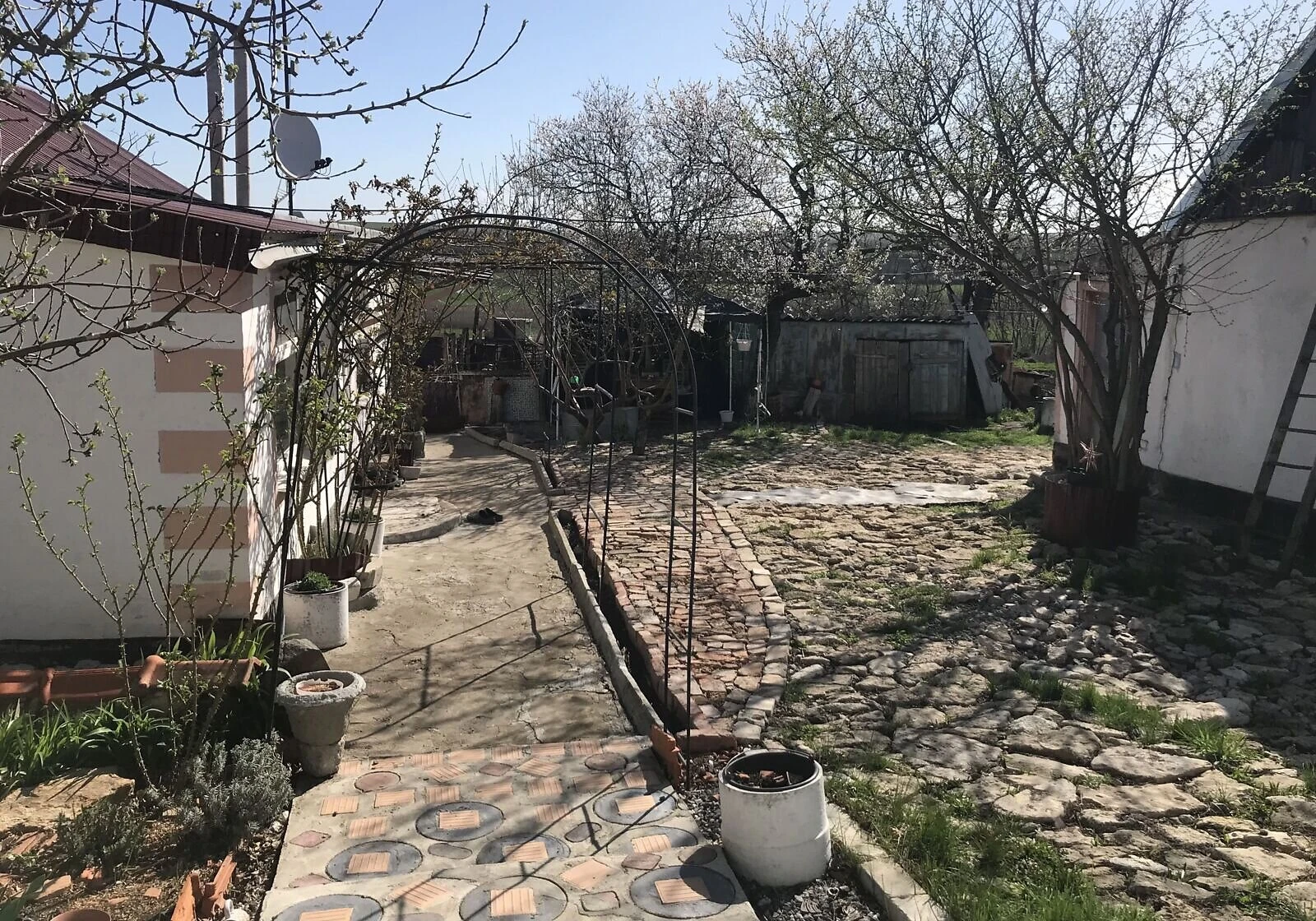 Дача, Крутоярка: гараж, свердловина, пічне й газове опалення