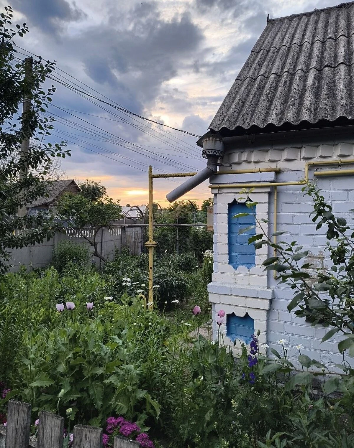 Будинок, Кодня: гараж із підвалом, криниця, пічне опалення