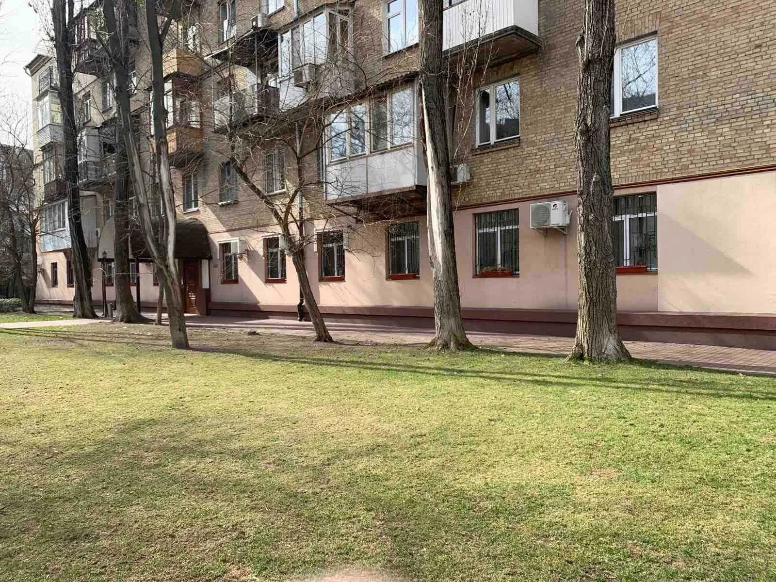 Офис, Печерский: фасадное помещение, дополнительный выход, Ботсад в 250 м