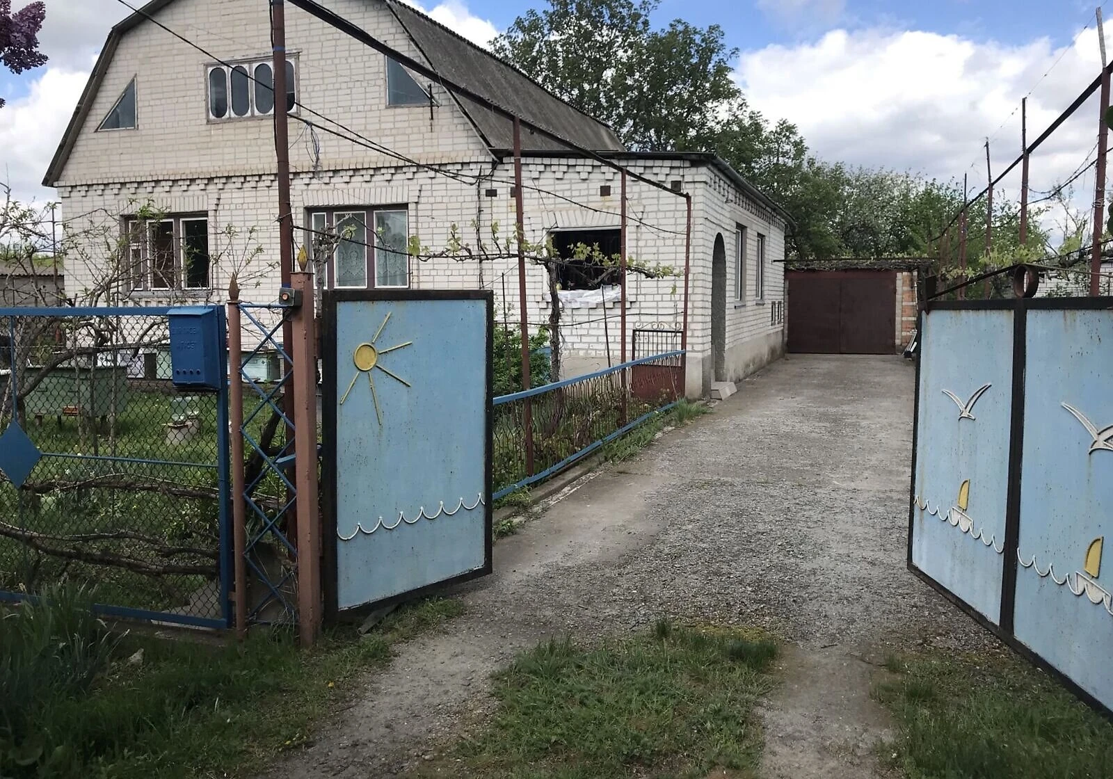 Будинок, Нова Зоря: цегляні стіни, сад