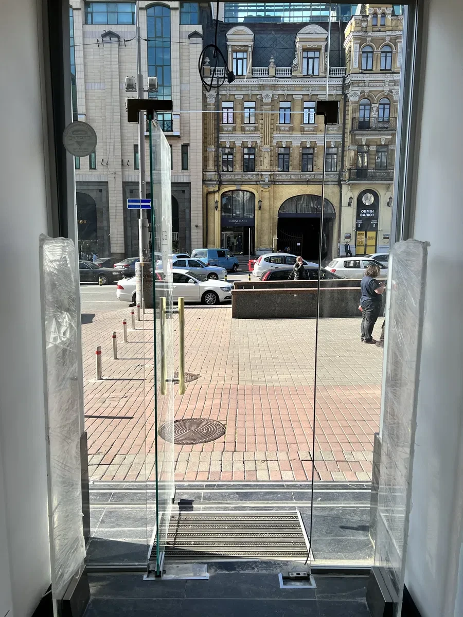 Магазин, Печерський: фасад, Мандарин Плази, стеля 5 м - фото 1