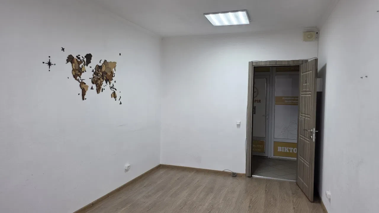 Офіс, Чернівці: центр «Полюс», є ліфт