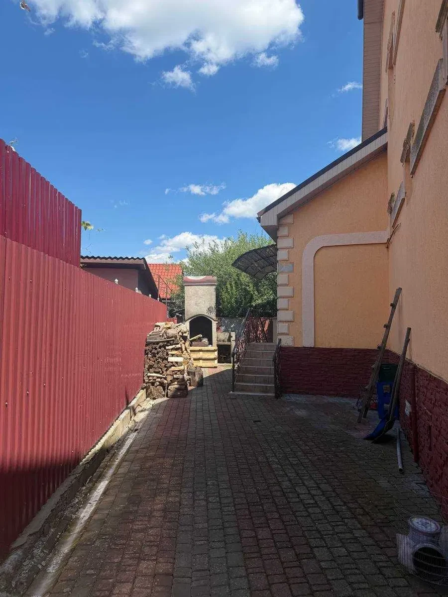Дом, Малая Добронь: действующий бар, жилая часть на втором этаже, фото 5