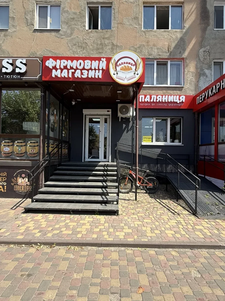 Магазин, Сарны: фасадное помещение, 20 кВт, у центрального рынка - фото 1