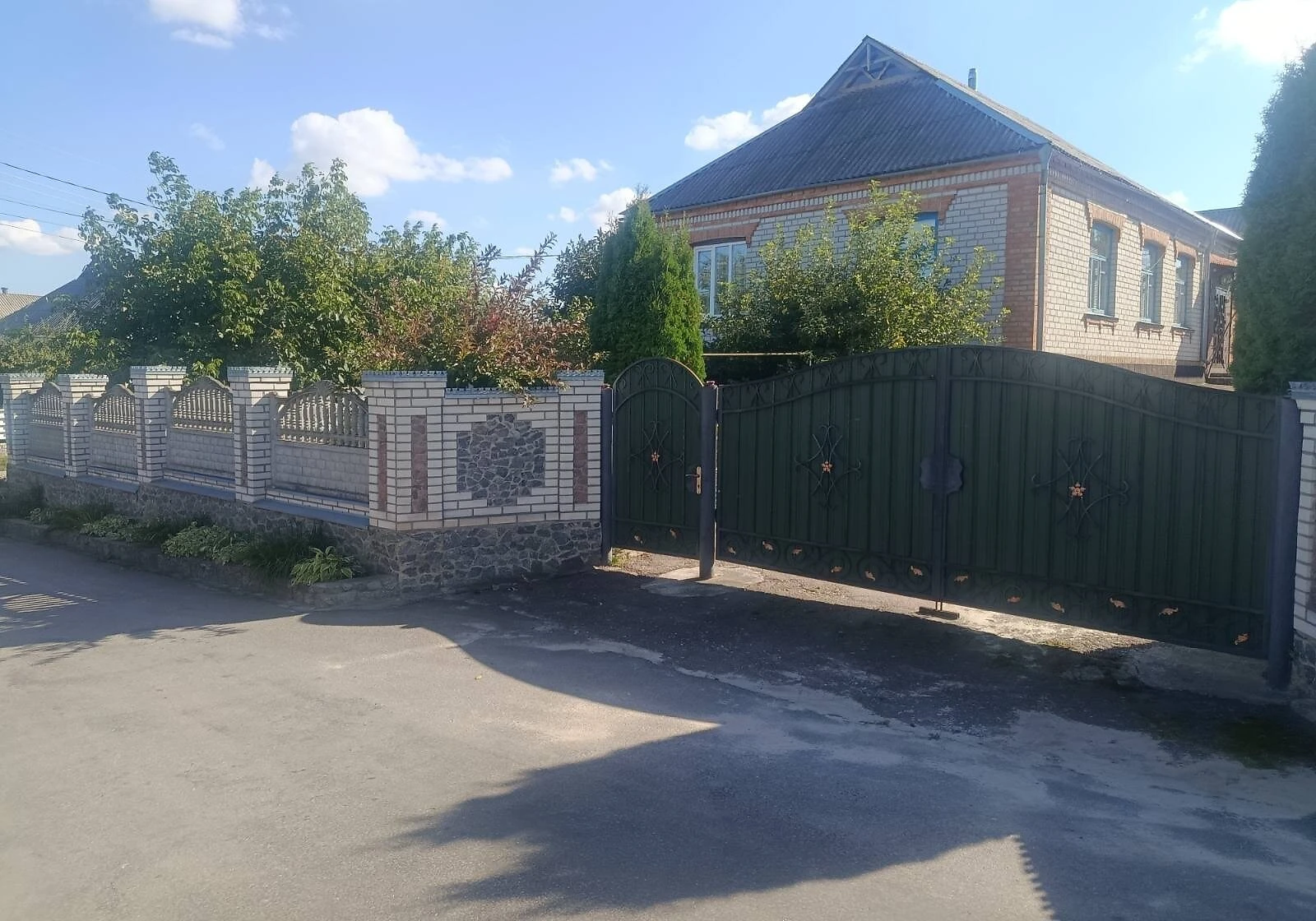 Будинок, Рокитне: криниця і свердловина, гараж у дворі - фото 1