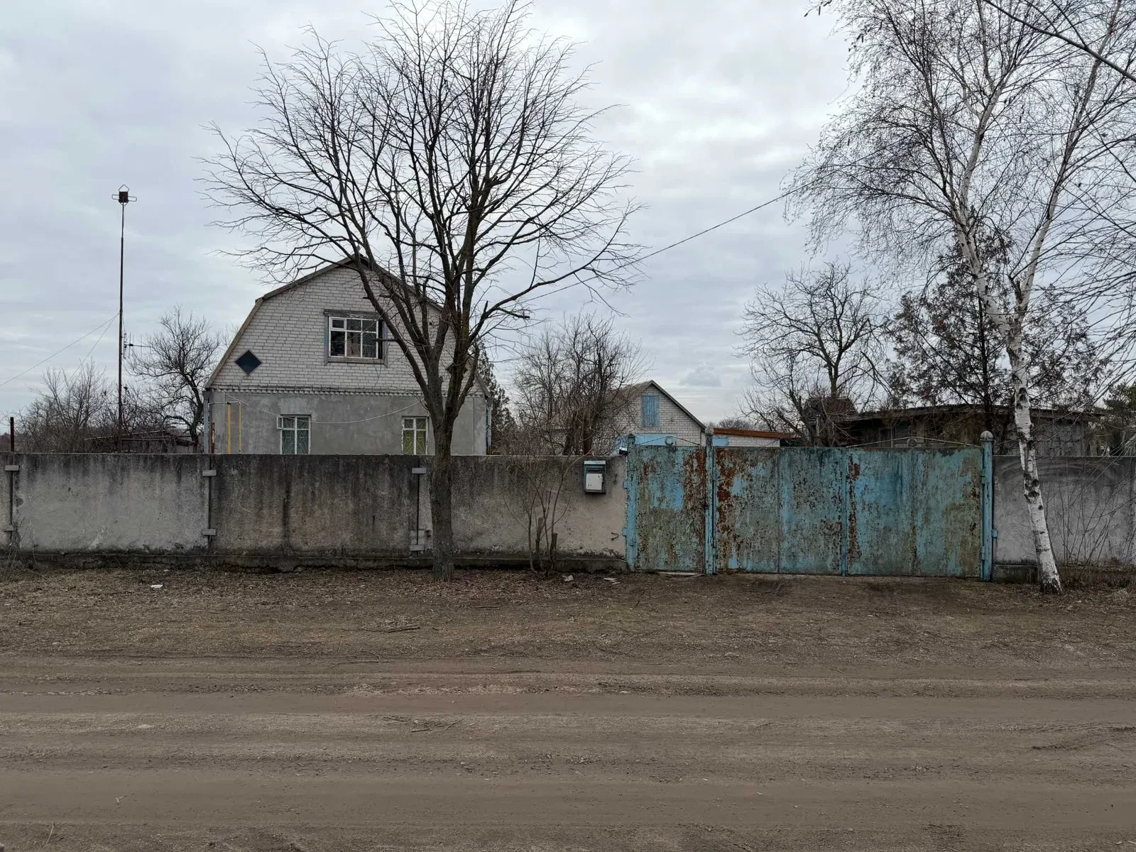 Будинок, Піщанка: 23 сотки, вихід на леваду, капітальний гараж