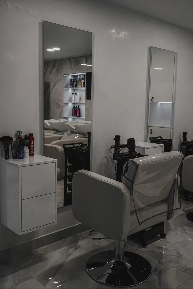 Салон MAX beauty, Рівне: робочі місця, генератор, фасадне приміщення - фото 1