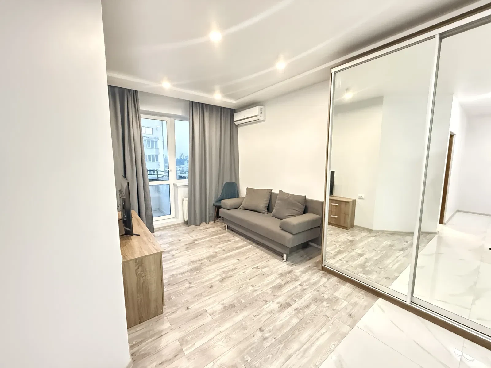 1-кімнатна квартира у ЖК Obolon sky: метро Оболонь за 2 хв, генератор - фото 1