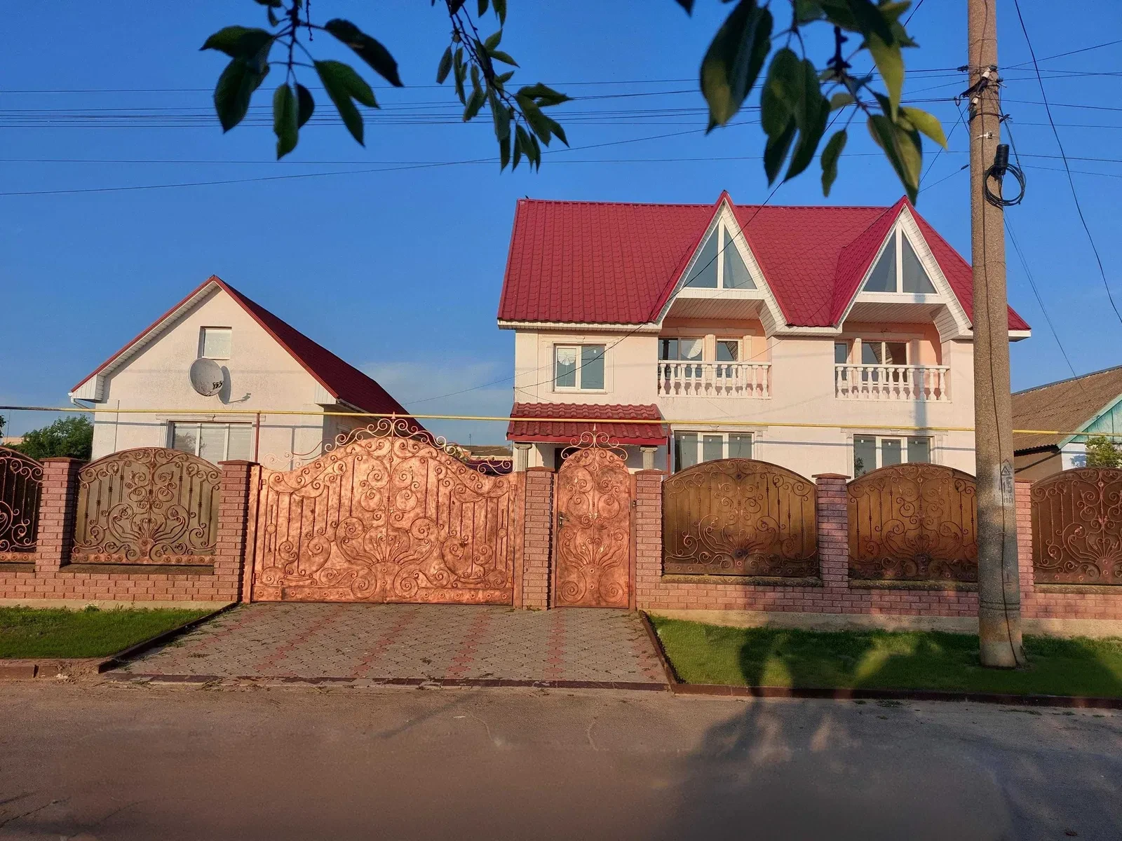 Будинок, Кам'янка: гостьовий будинок, два гаражі, генератор