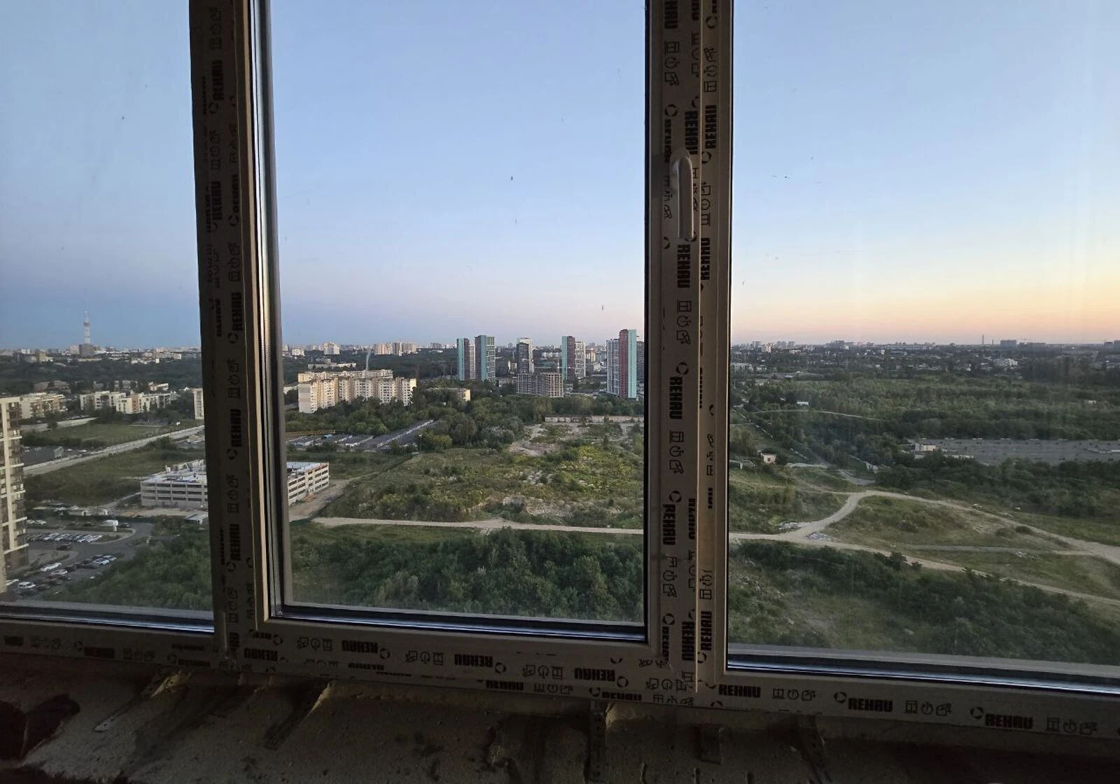3-кімнатна квартира, Виноградар: кухня-студія, ліфт і вода без світла - фото 1
