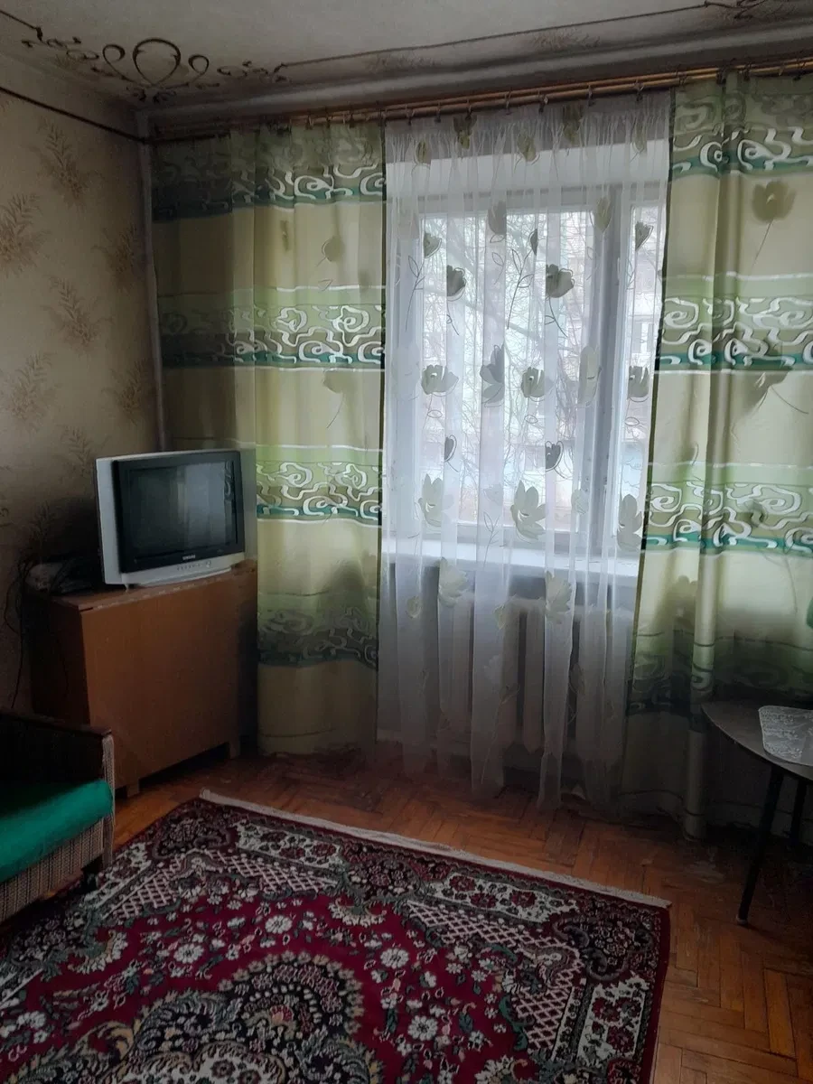 2-кімнатна квартира, Комунарський: засклений балкон, цегляний будинок - фото 1