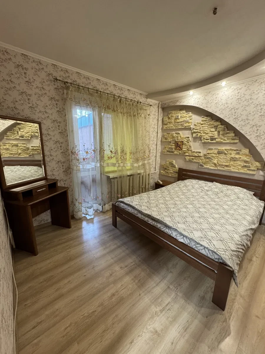 2-кімнатна квартира, Солом'янський: дві засклені лоджії, косметичний ремонт - фото 1