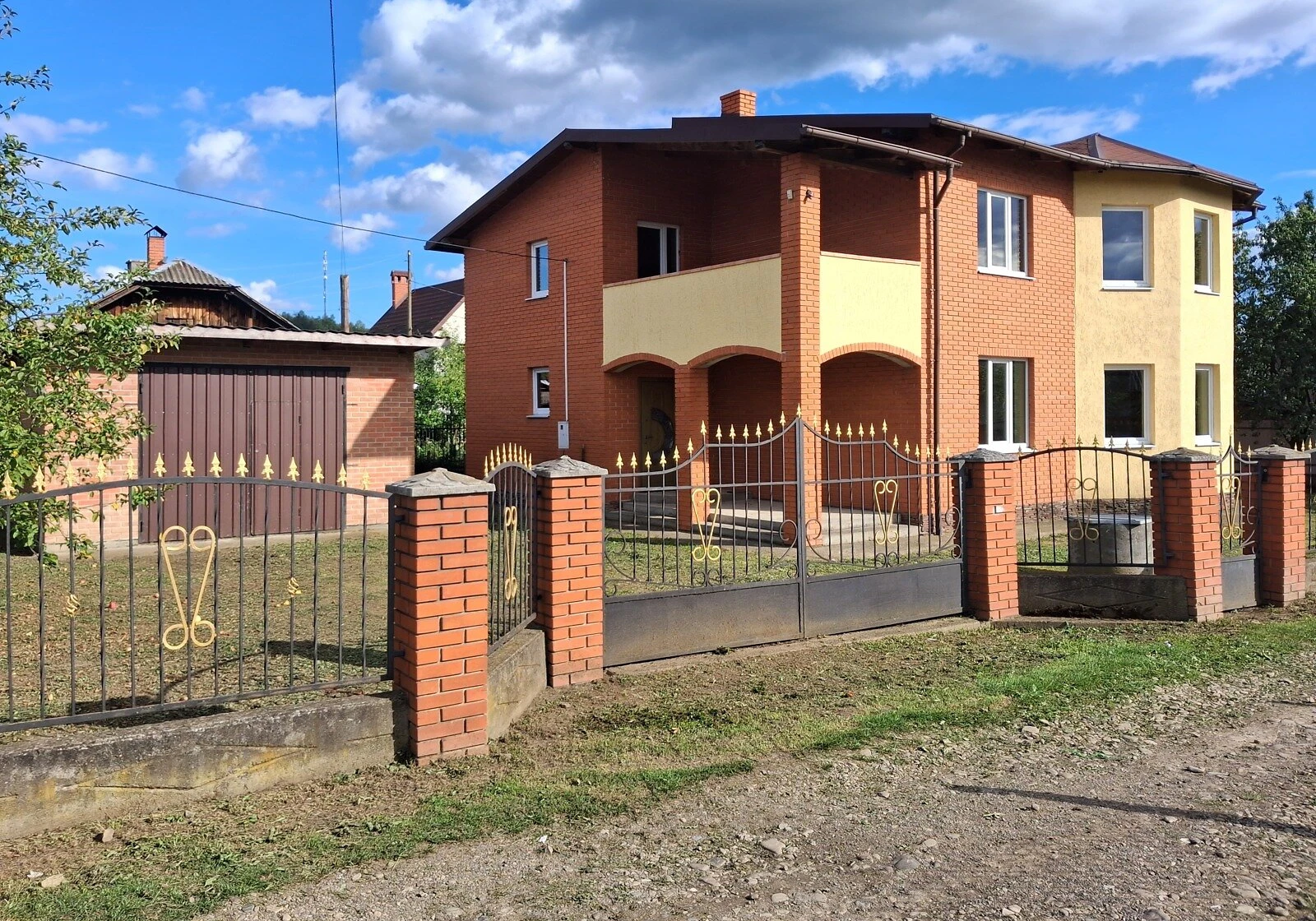 Дом, Верхнее Синевидное: 12 соток, кирпичные стены